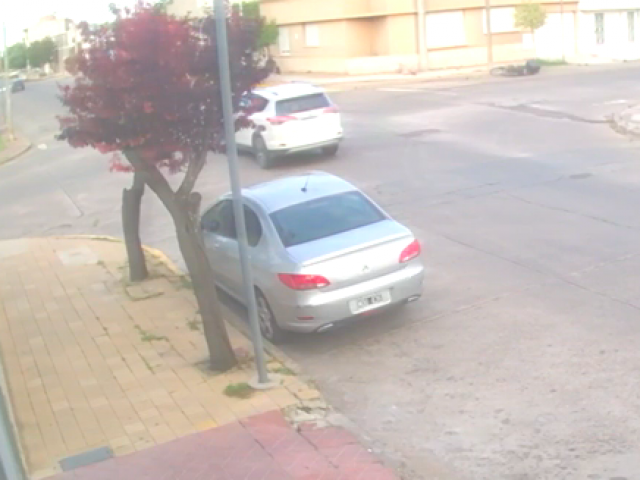 Violento choque entre una moto y una camioneta: un hombre herido